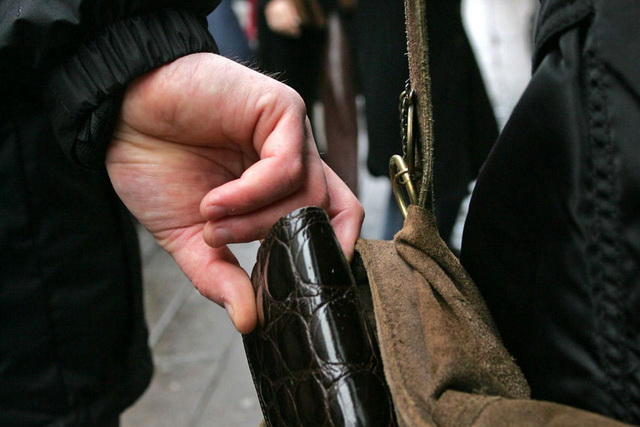 Doi adolescenți din CONSTANȚA, acuzați că au tâlhărit o femeie pe stradă