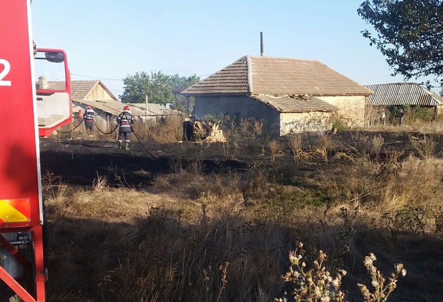 FOTO: Incendiu într-o localitate din județul TULCEA. A fost afectată și o anexă a unei gospodării