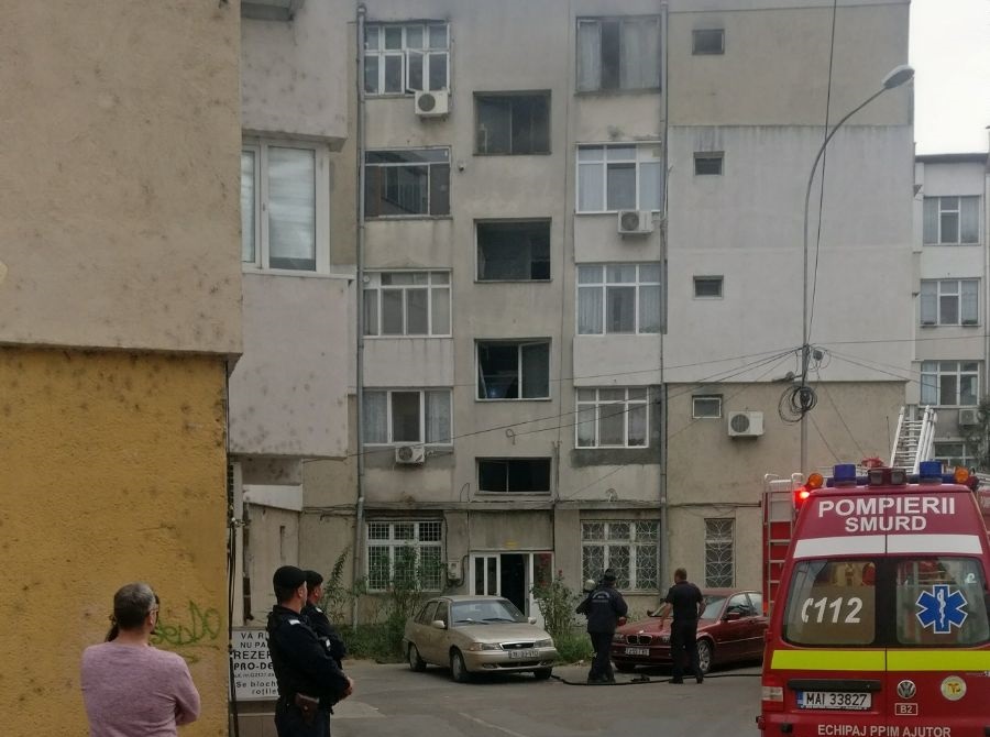 VIDEO – FOTO: INCENDIU într-un bloc din TULCEA