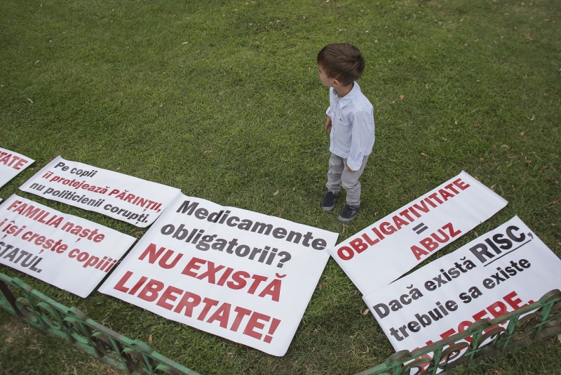 Constănțenii care nu susțin vaccinarea obligatorie a copiilor ies la Marșul libertății de decizie