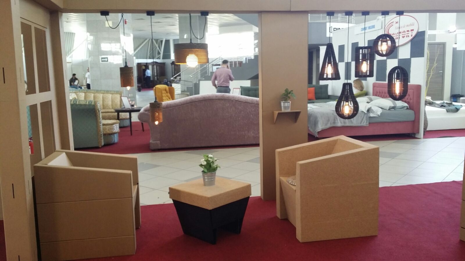 FOTO / VIDEO: Mobilier din carton și bumbac pe perete – noile tendințe privind amenajările interioare