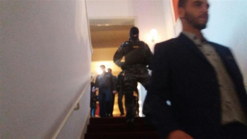 Scandal cu mascați la Opera din Cluj. Un grup de extremiști a întrerupt momentul unui român musulman din Dobrogea (video)