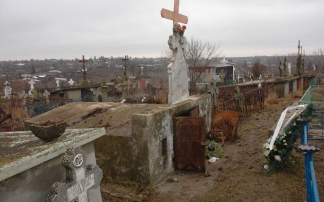 Tineri arestați după ce au profanat morminte în cimitirul de la Cuza Vodă