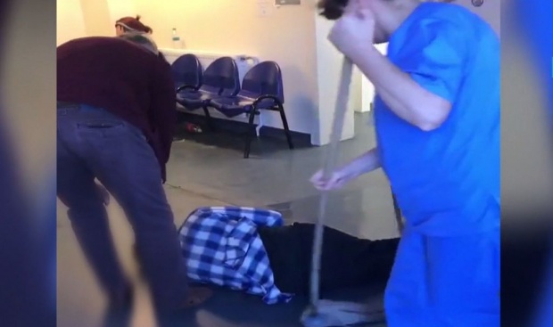 TULCEA – Anchetă la Spitalul Județean, după apariția unor imagini cu un pacient care zace pe jos în Urgență (video)