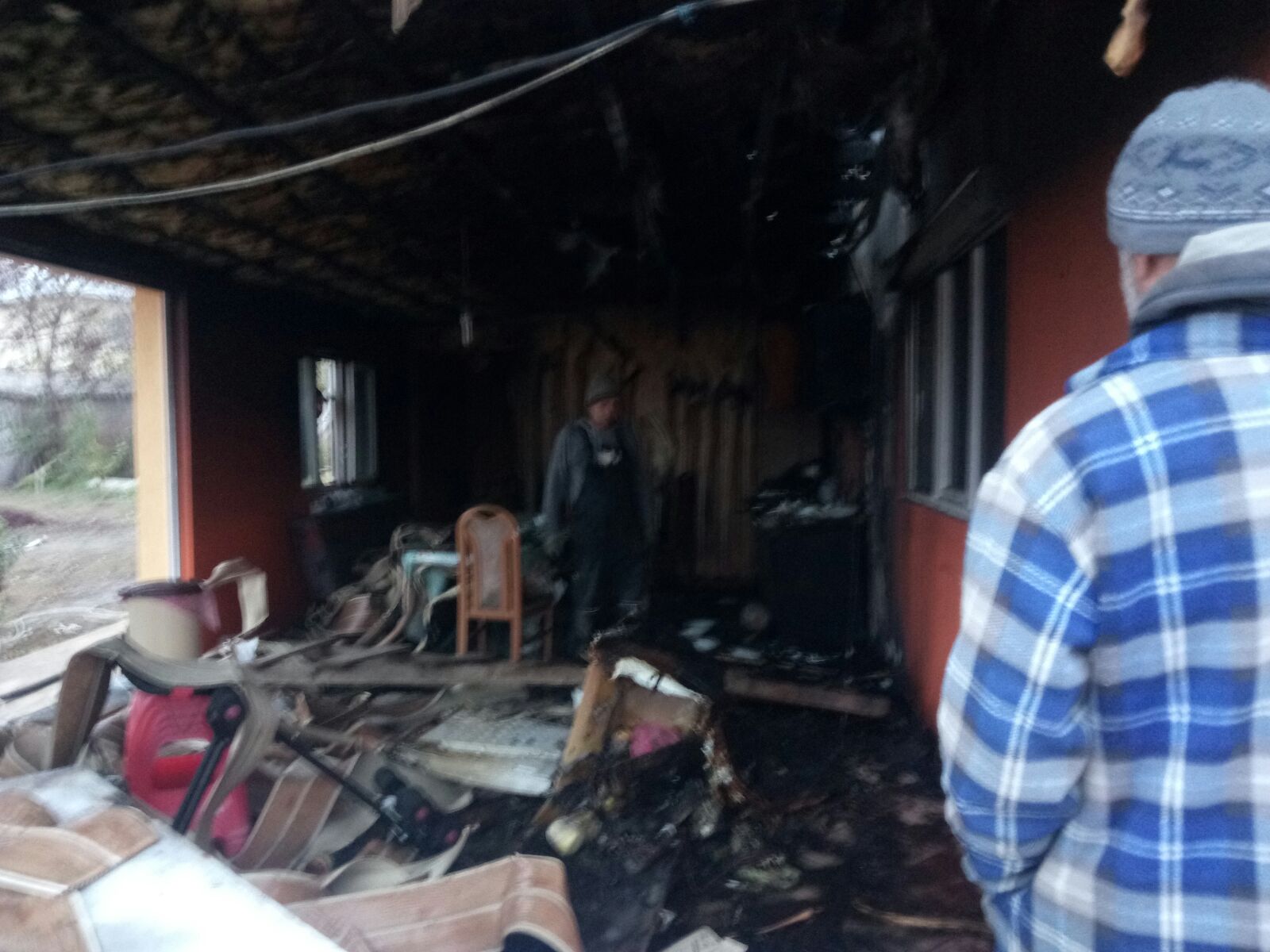 FOTO: O casă a luat FOC într-o localitate din județul TULCEA. Un bărbat a ajuns de urgență la Spitalul Galați