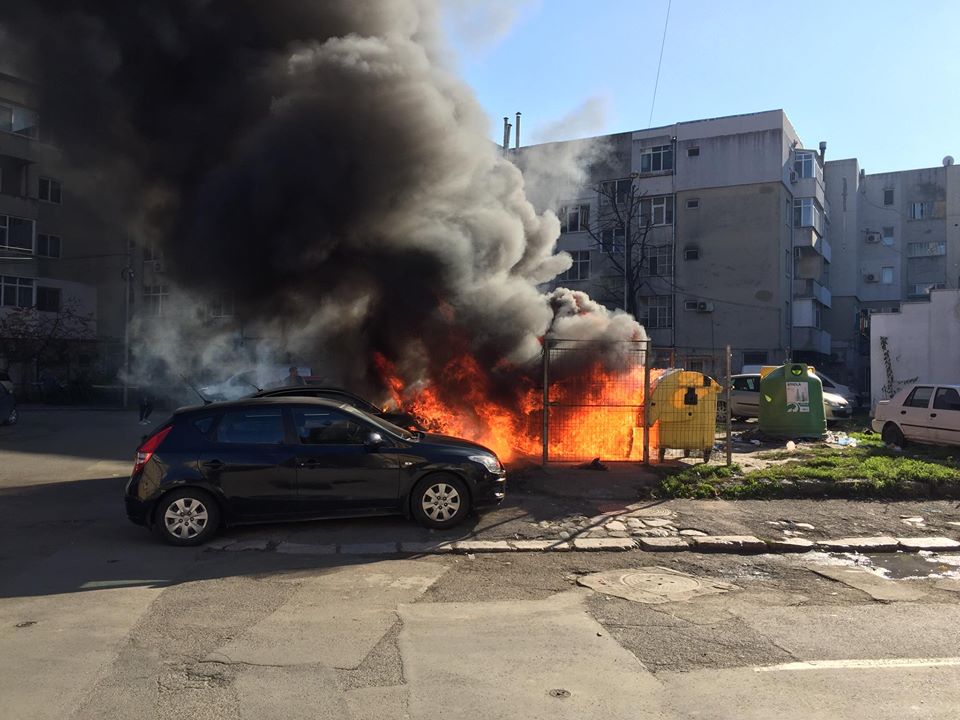TULCEA/FOTO: Mașini avariate în urma unui incendiu care a cuprins o ghenă de gunoi – update