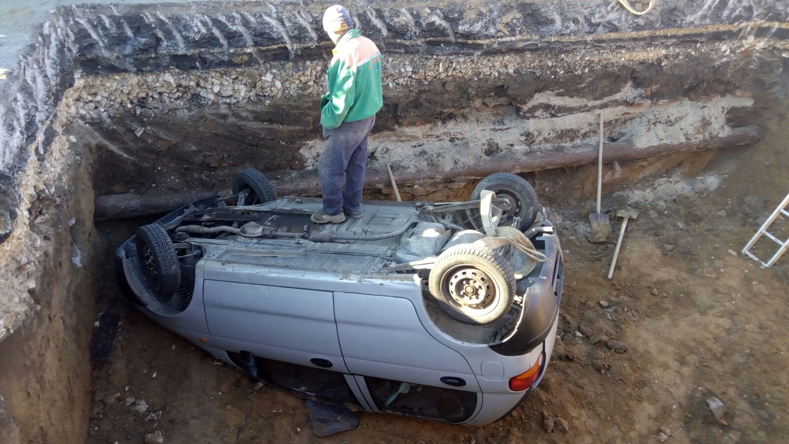 CONSTANȚA – Din neatenție putea UCIDE un om! Un șofer a plonjat cu mașina într-o groapă, peste trei muncitori