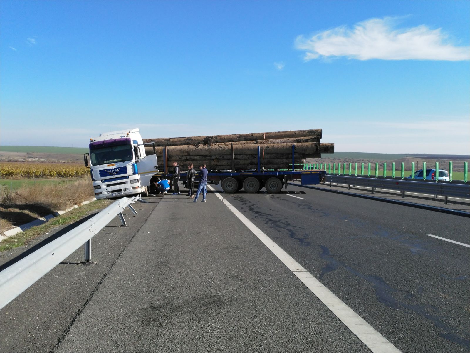 FOTO: Trafic BLOCAT pe Autostrada Soarelui din cauza unui TIR