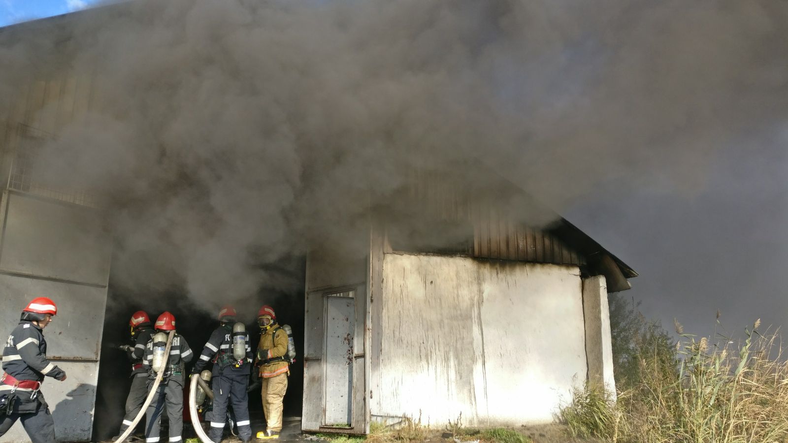 UPDATE! TULCEA – Incendiu de proporții la un depozit de materiale al unei firme producătoare de mezeluri (VIDEO)