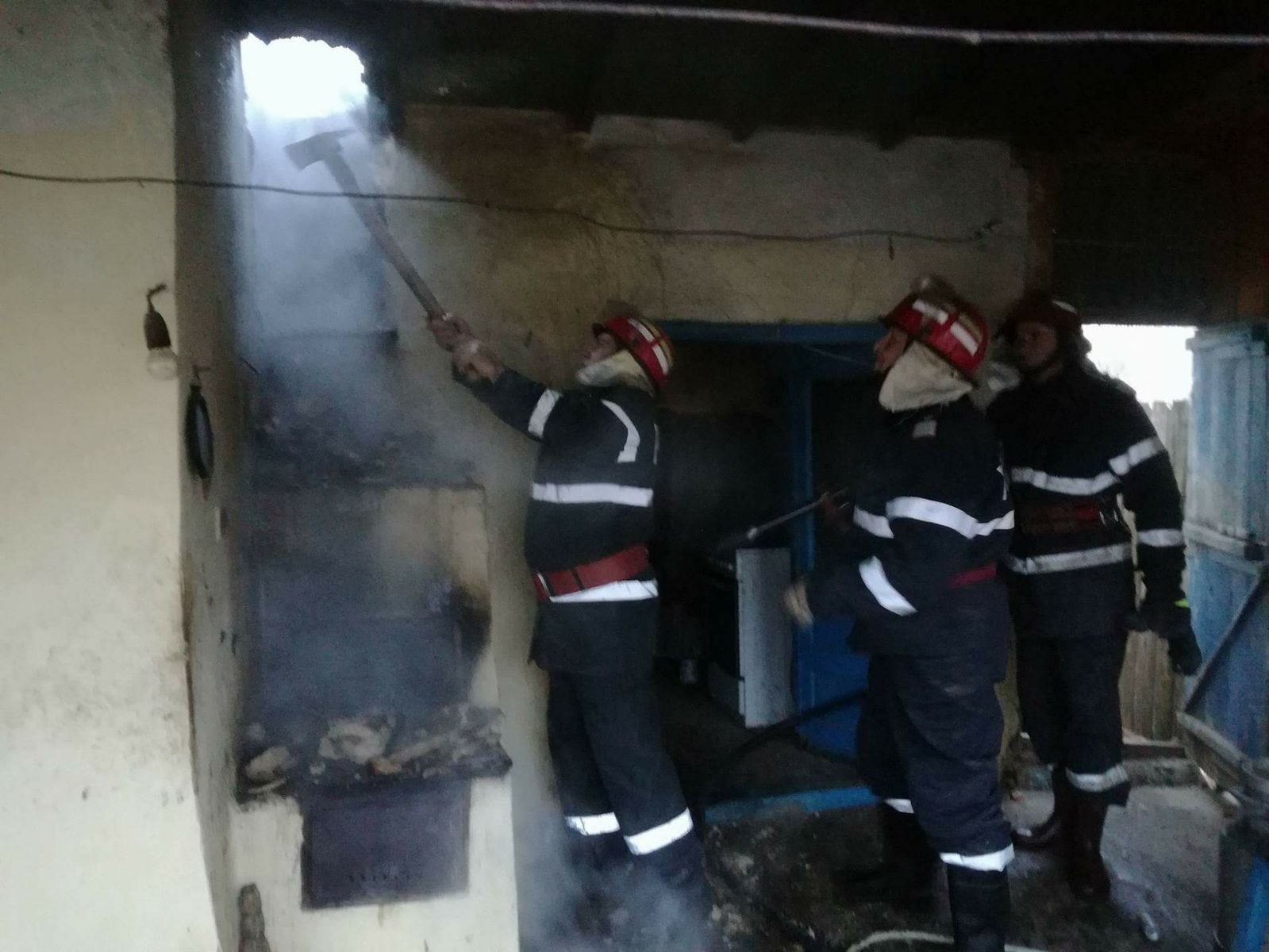 FOTO: Incendiu la o casă dintr-o localitate tulceană