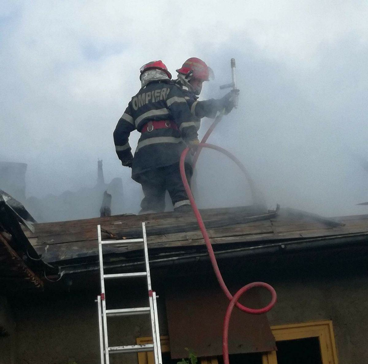 TULCEA – Casă cuprinsă de flăcări în localitatea Carcaliu (galerie foto)