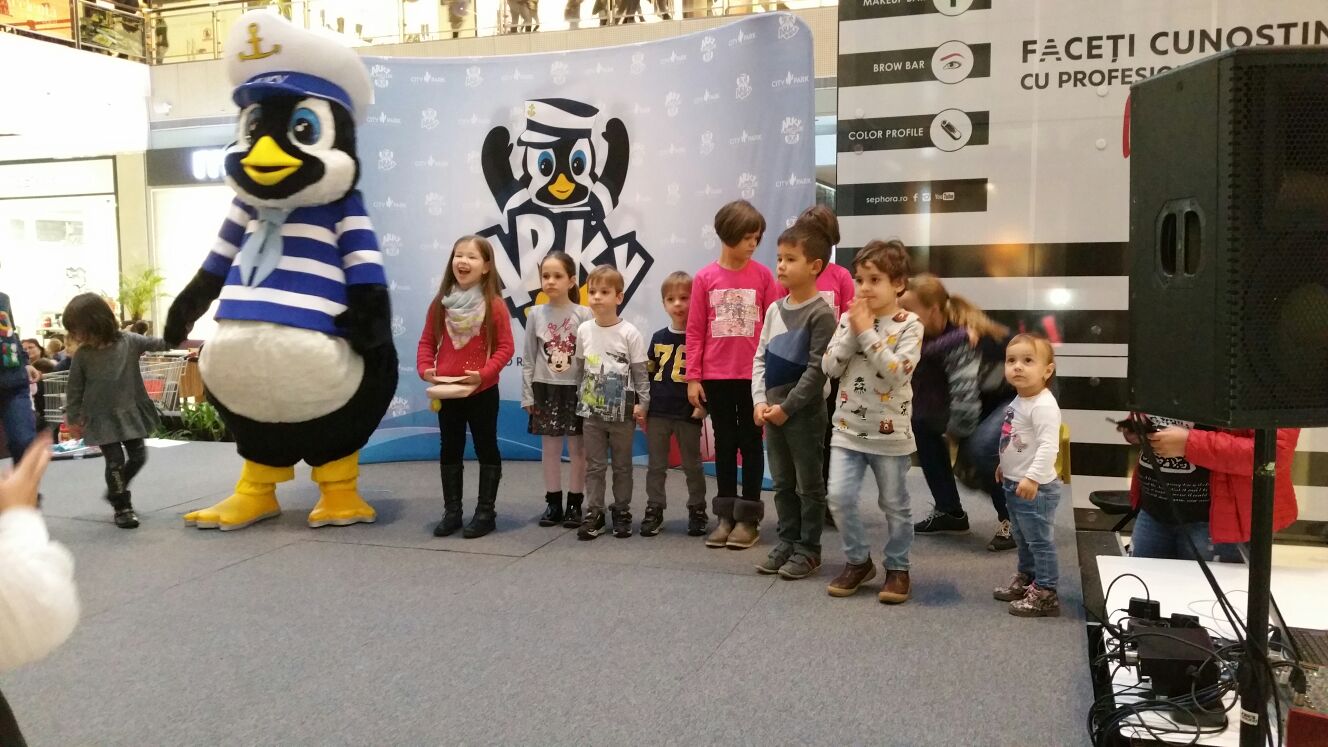Joacă şi distracţie cât cuprinde, pentru prichindei, la mall-ul din Parcul Tăbăcărie, alături de pinguinul Arky şi amicii săi! (foto)