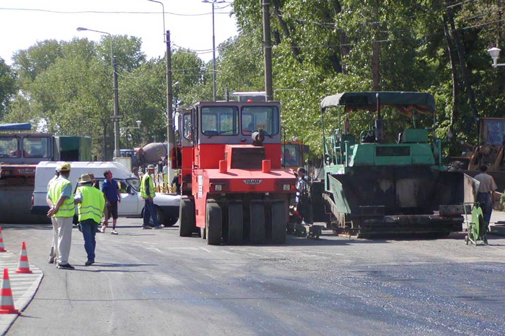 CONSTANȚA: Continuă lucrările de asfaltare în trafic