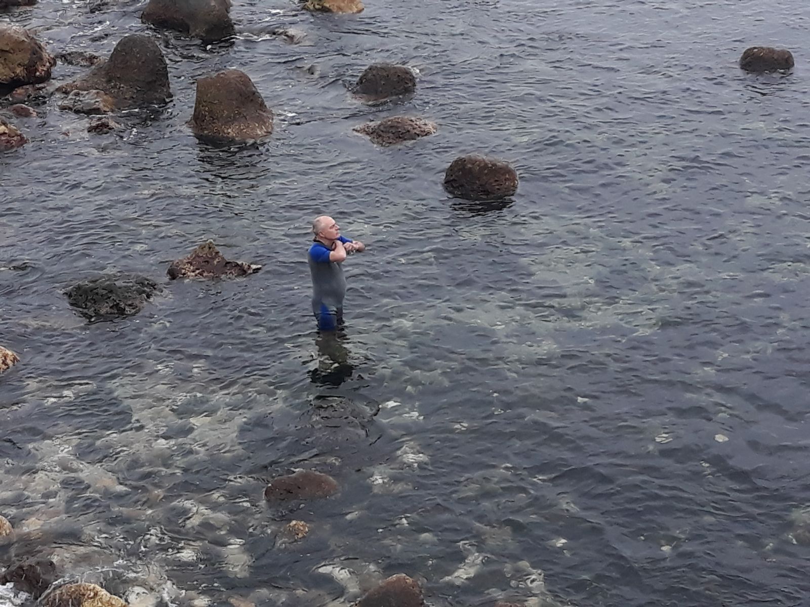 Imagini inedite pe faleza de la Cazino! Un bărbat a ieșit la scăldat în mare la mijloc de noiembrie (foto + video)