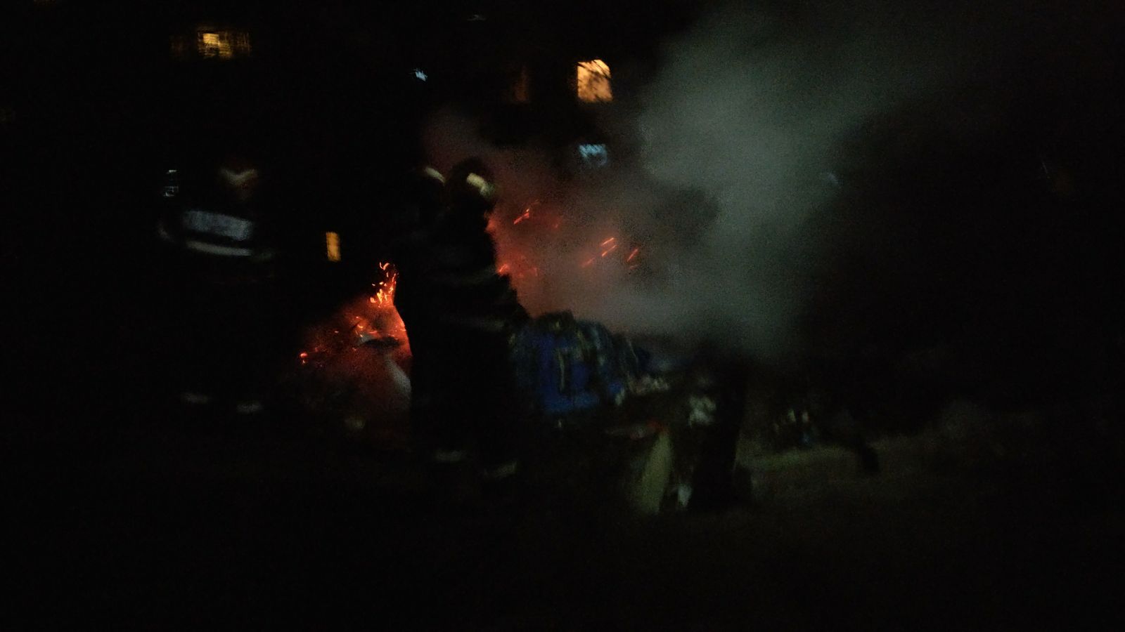 FOTO – TULCEA: O ghenă de gunoi a ars ca o torță