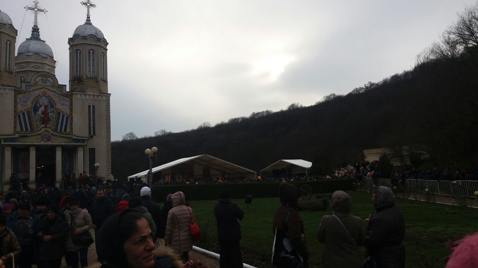 VIDEO/FOTO: Apostolul românilor, sărbătorit de mii de credincioși la Mănăstirea Peștera Sfântului Andrei