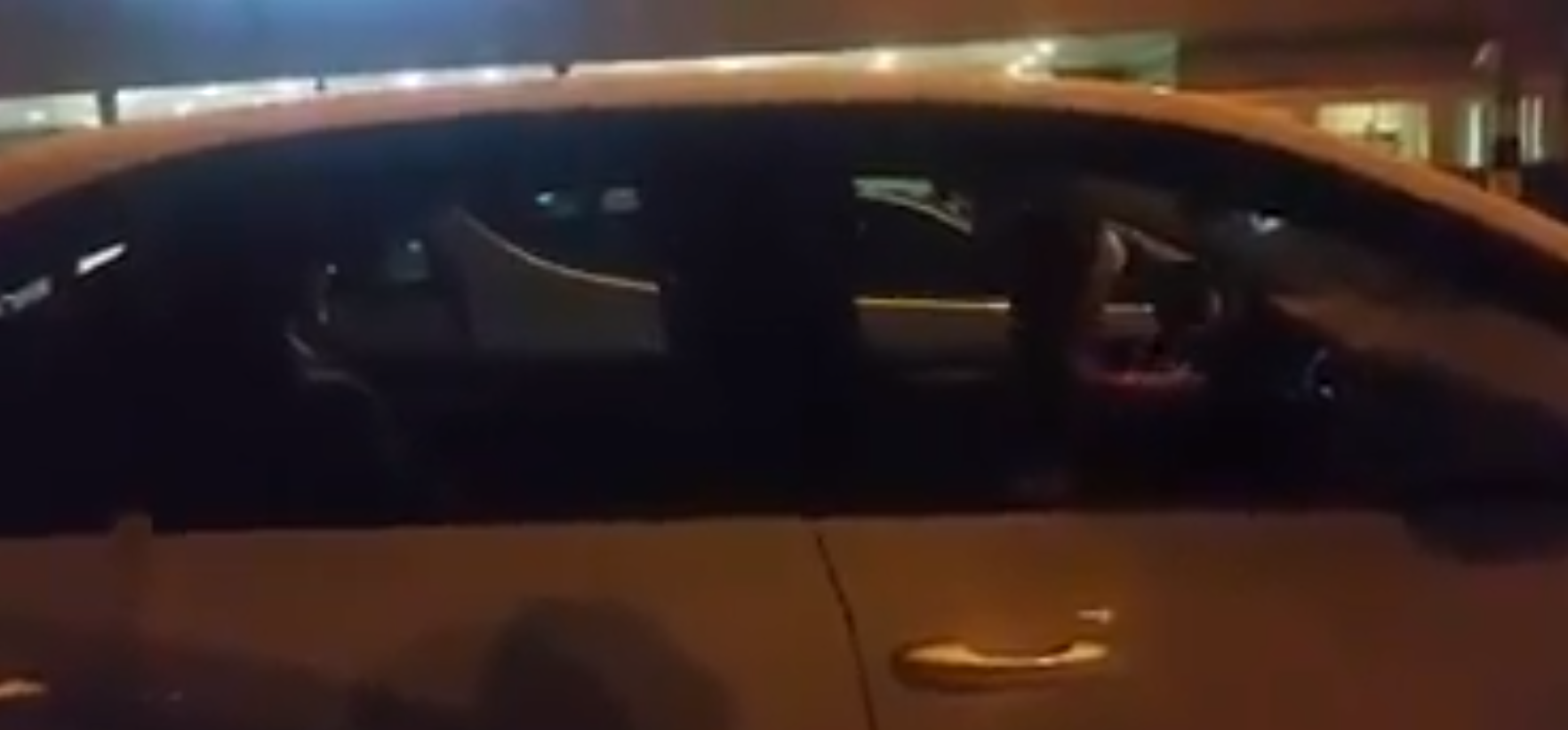 VIDEO/CONSTANȚA. Două fetițe au fost lăsate singure în mașină, în parcarea unui magazin. Una dintre ele a pornit motorul