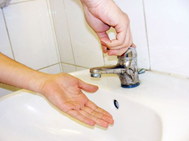 TOȚI locuitorii din localitățile Mihail Kogălniceanu și Oituz rămân FĂRĂ APĂ potabilă