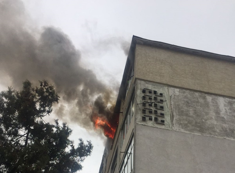 VIDEO – CONSTANȚA: Explozie urmată de un incendiu într-un bloc