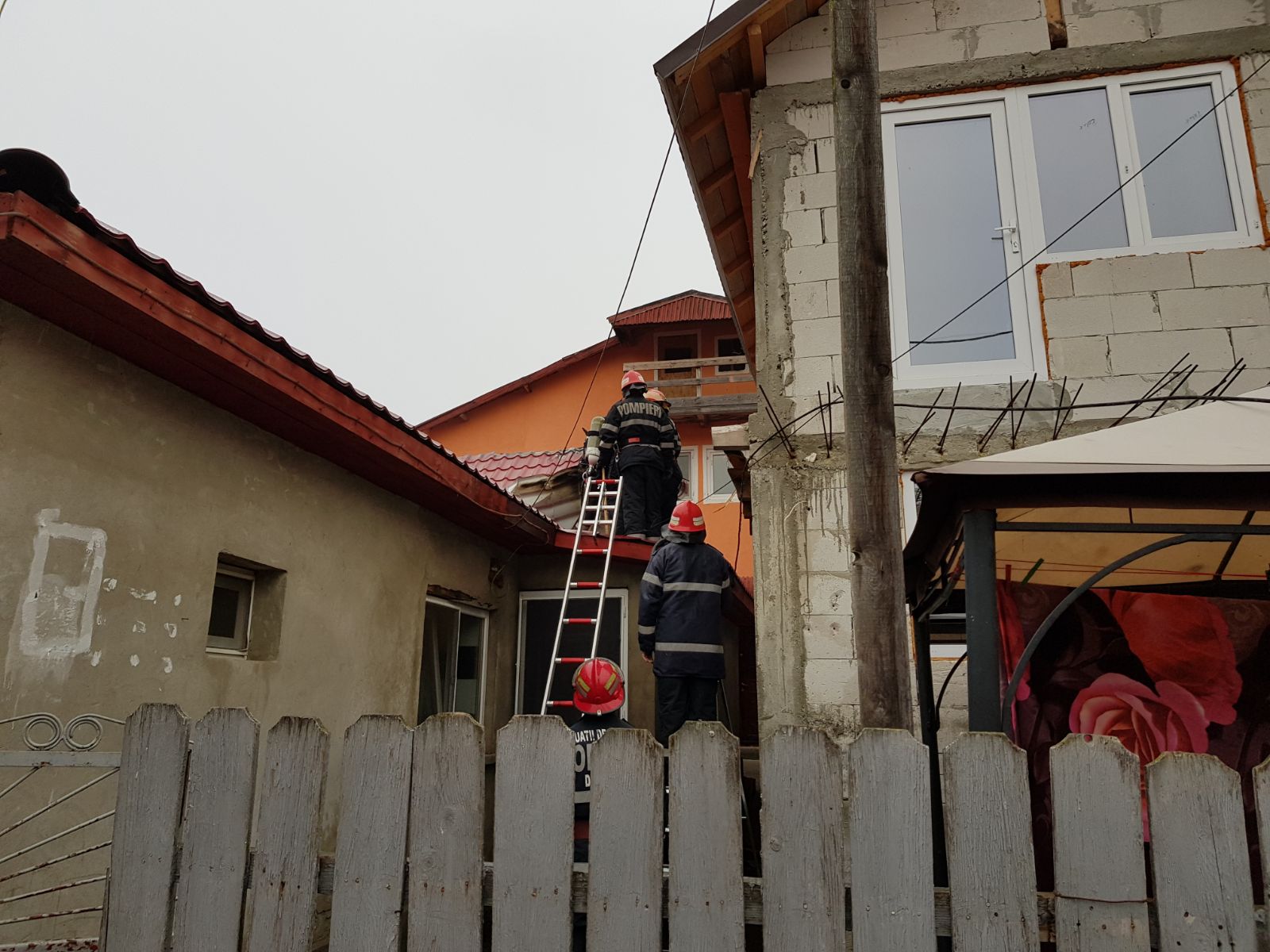 VIDEO/CERNAVODĂ – Locuință cuprinsă de flăcări! Pompierii în alertă