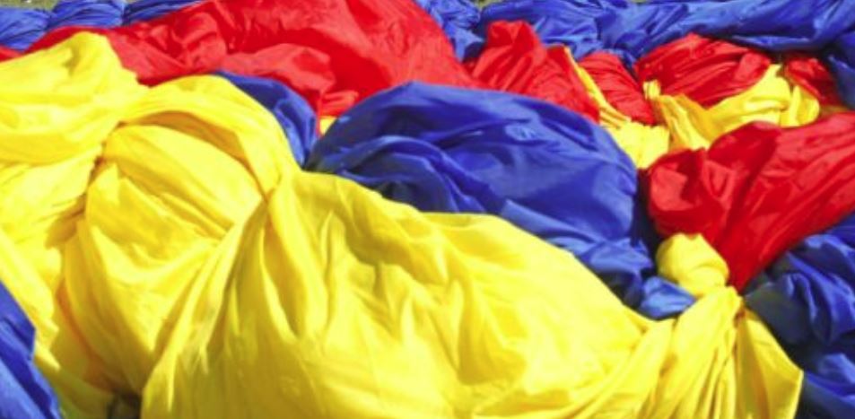 1 Decembrie: Cel mai mare steag viu al României, realizat la Vama Veche