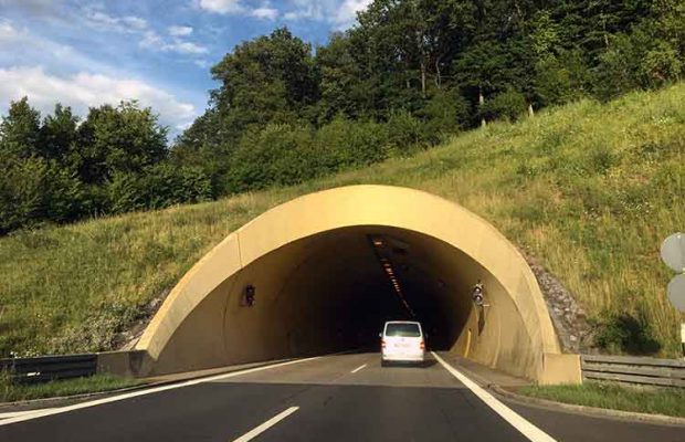 Marea Britanie va construi tuneluri antipoluare pe drumurile aglomerate