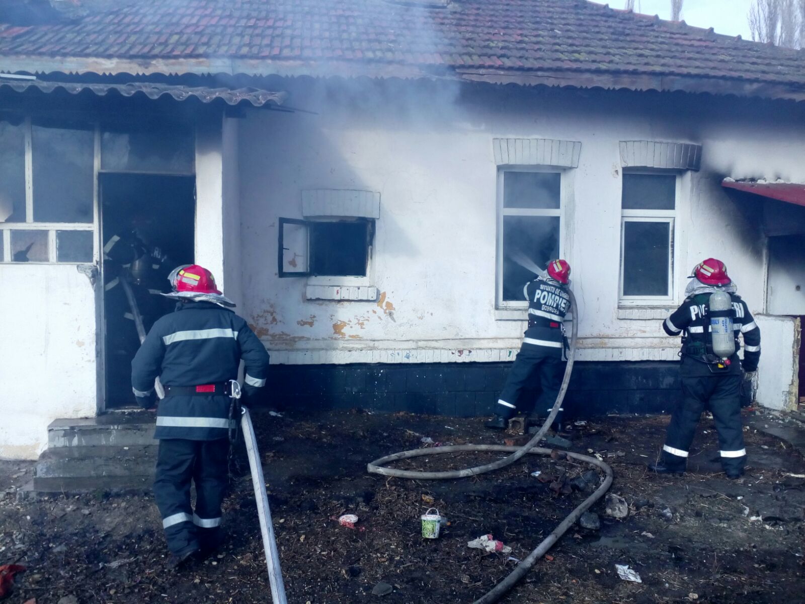 FOTO: A luat foc o casă părăsită din Constanța
