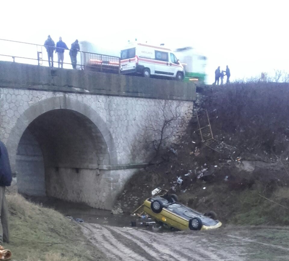 FOTO – Județul CONSTANȚA: Mașină căzută de pe un pod
