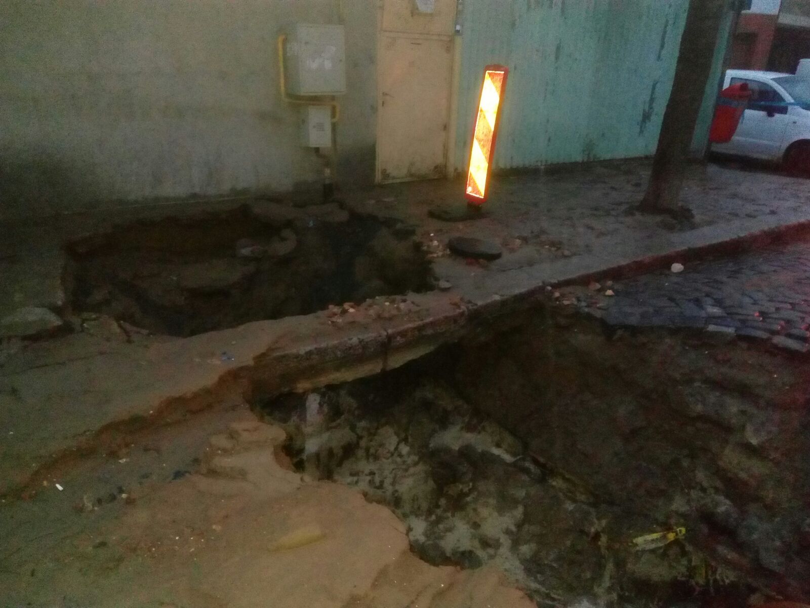 FOTO: O porțiune a unei străzi din TULCEA s-a surpat după ce o conductă de apă a cedat