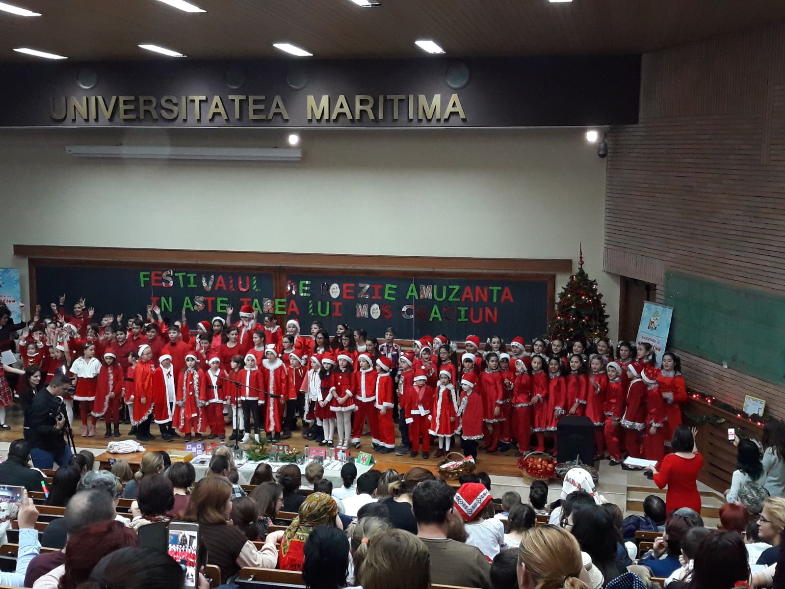 FOTO: Zeci de copii l-au întâmpinat pe Moş Crăciun în Aula Universităţii Maritime Constanţa
