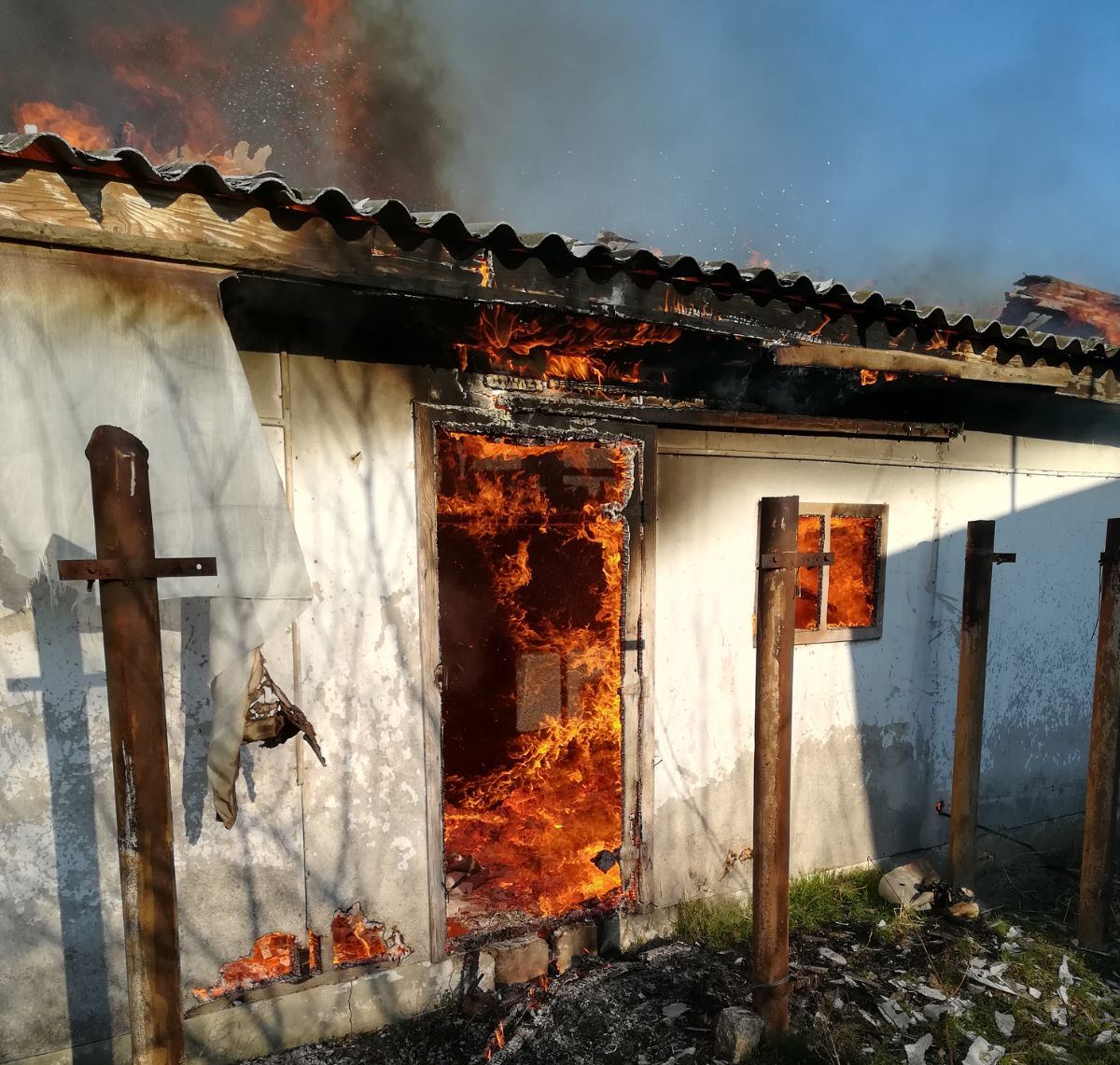 TULCEA – Intervenție urgentă a pompierilor în comuna Greci! O casă a luat foc