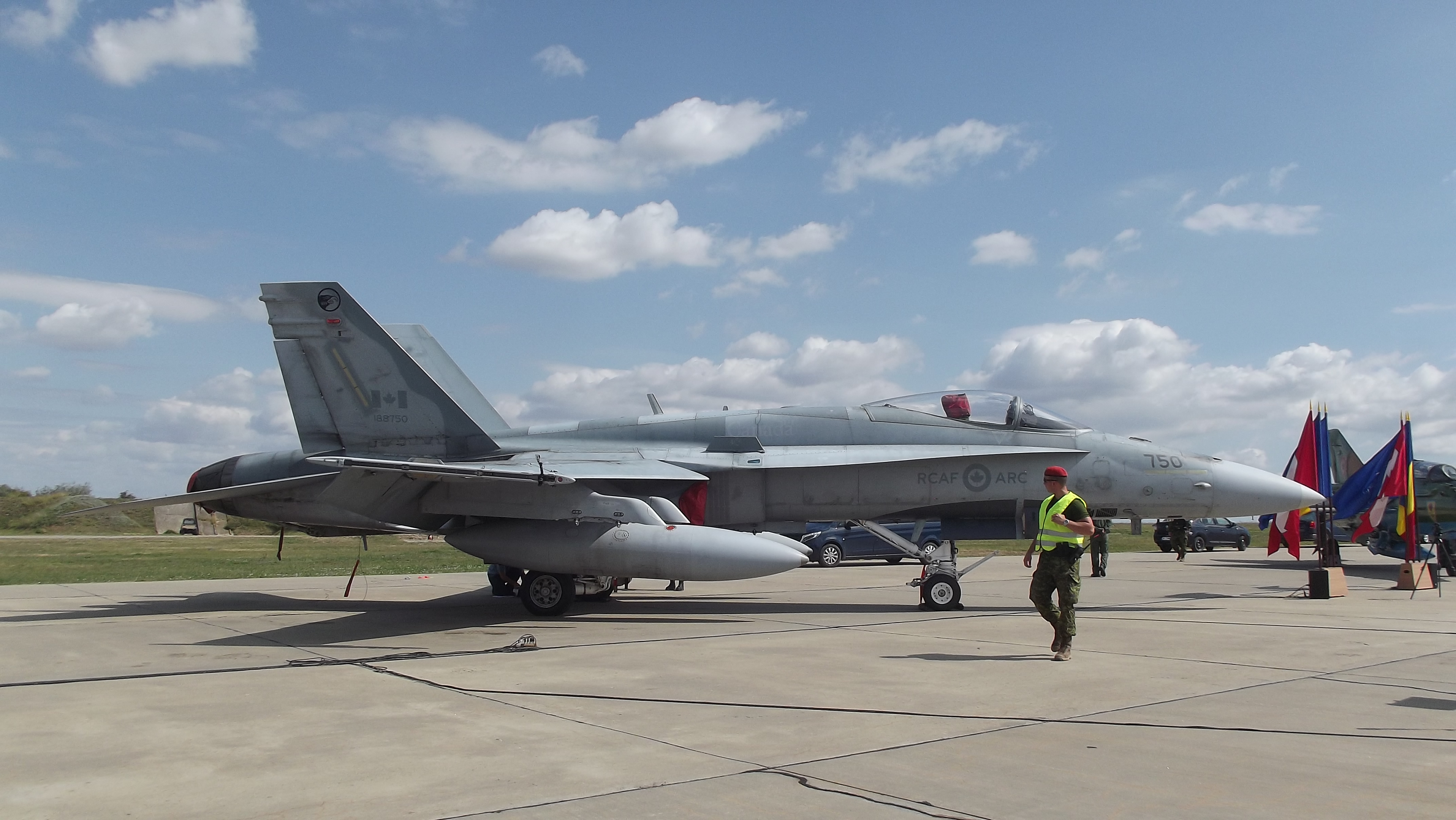 Demonstrație de poliție aeriană pe cerul României! MiG-urile 21 LanceR și CF 18 canadiene escortează la sol un avion suspect