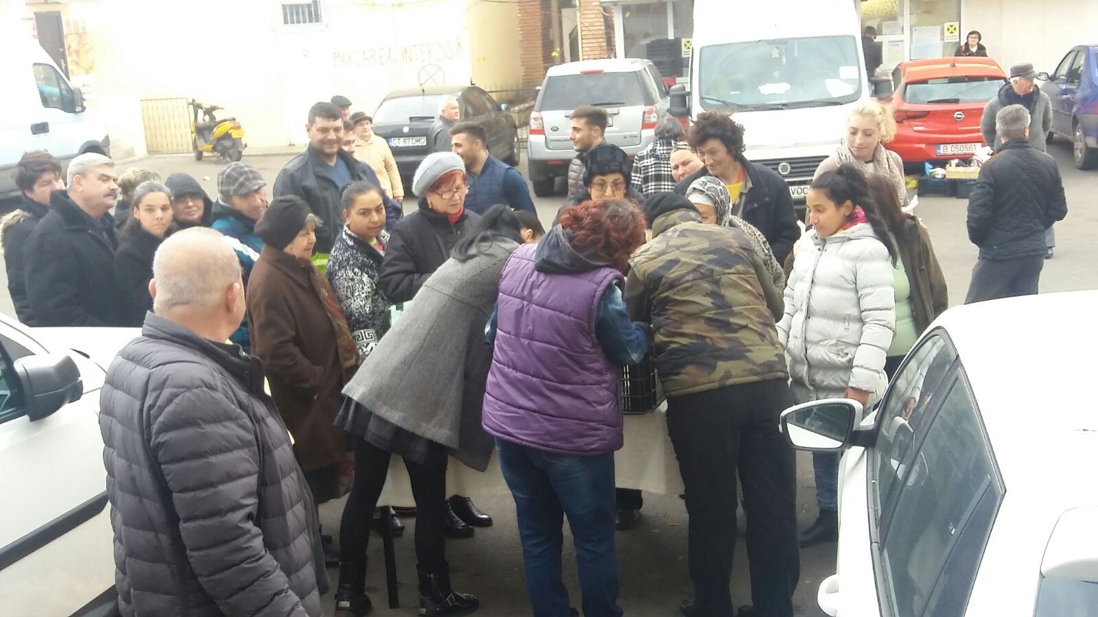 CONSTANȚA/FOTO: Sarmale împărțite gratis în piața Tomis III