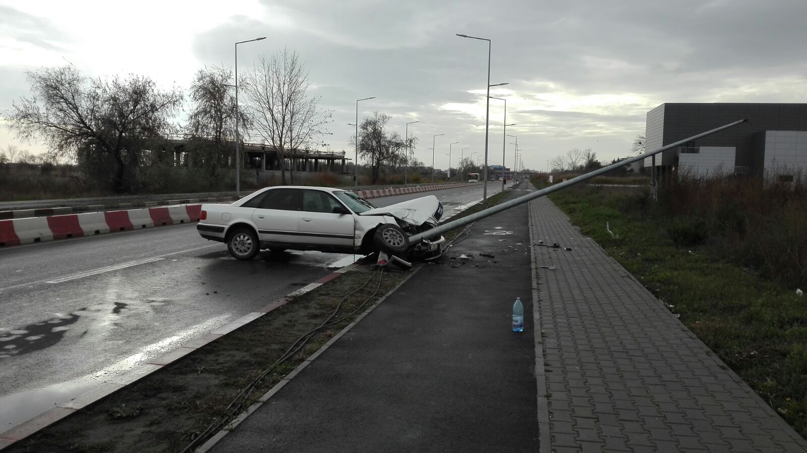 NĂVODARI/FOTO: O mașină a rupt un stâlp de iluminat – update