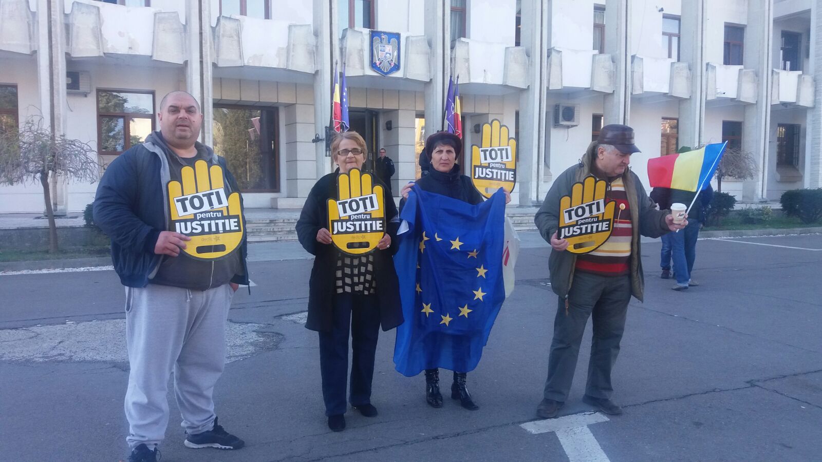 CONSTANȚA: Protest #rezist în fața Prefecturii