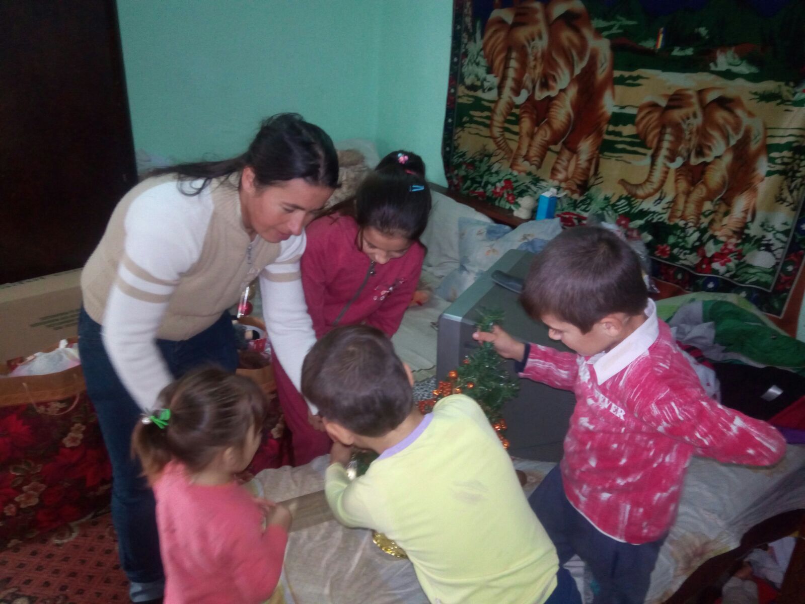 FOTO: Radio Constanța și Lions Club Constanța Balkanica au pornit „Pe urmele lui Moș Crăciun” către două familii nevoiașe din județul Constanța