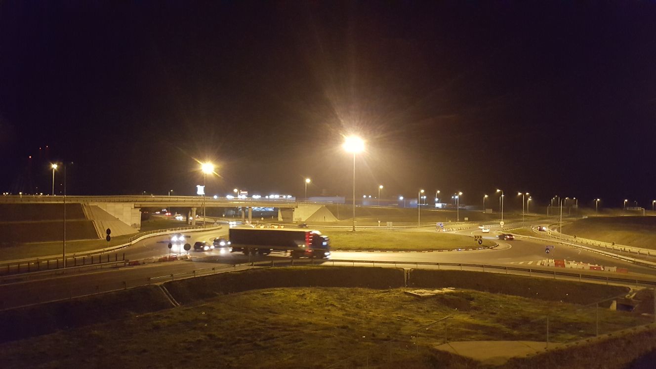 AGIGEA – A fost pus în funcțiune sistemul de iluminat din sensul giratoriu de la intersecția A4 cu DN39