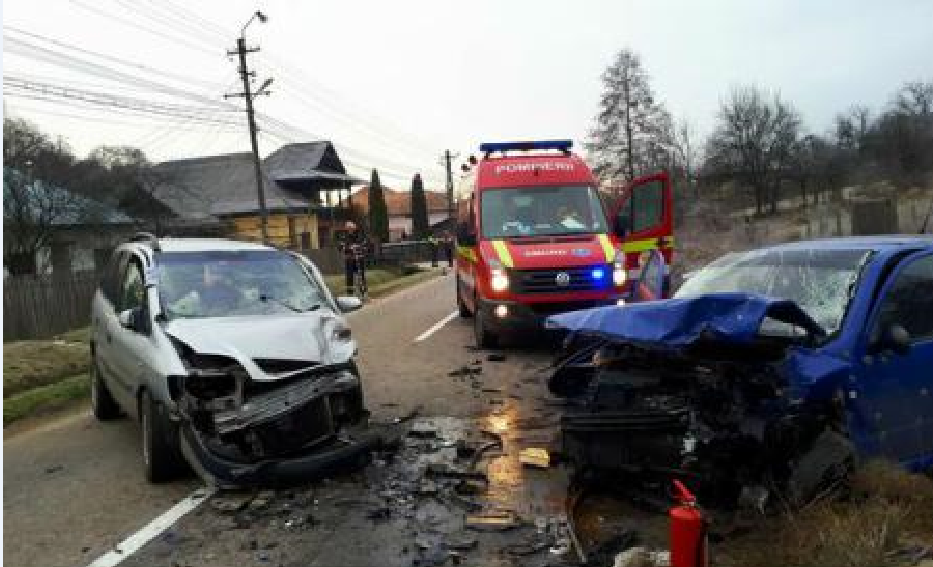 Șase răniți, printre care și un copil, în urma coliziunii frontale între două autoturisme