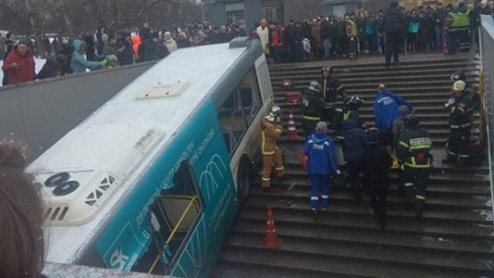 MOSCOVA: Un autobuz a intrat într-un pasaj pietonal