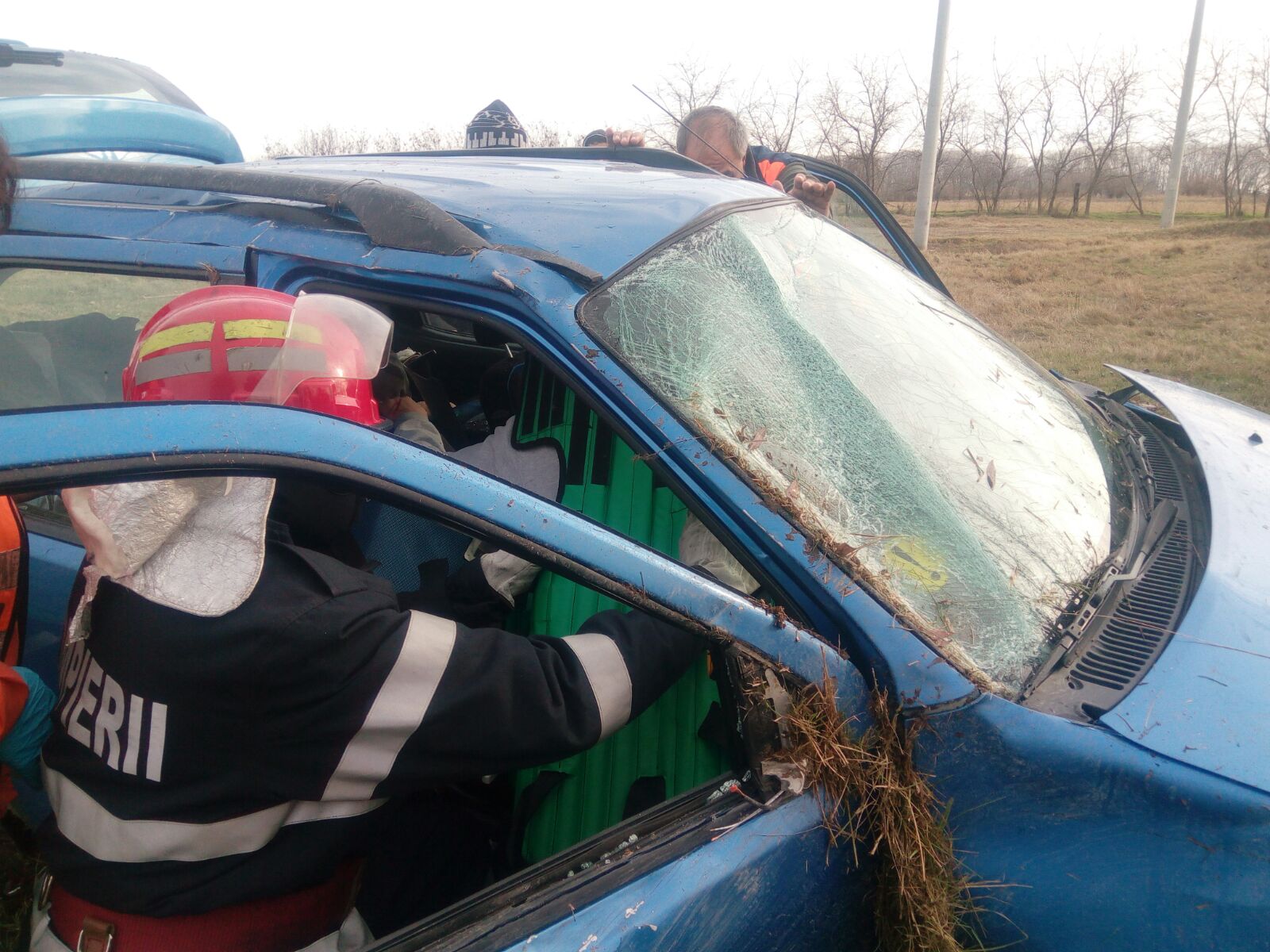 FOTO: Mașină răsturnată în județul TULCEA. O femeie a rămas încarcerată