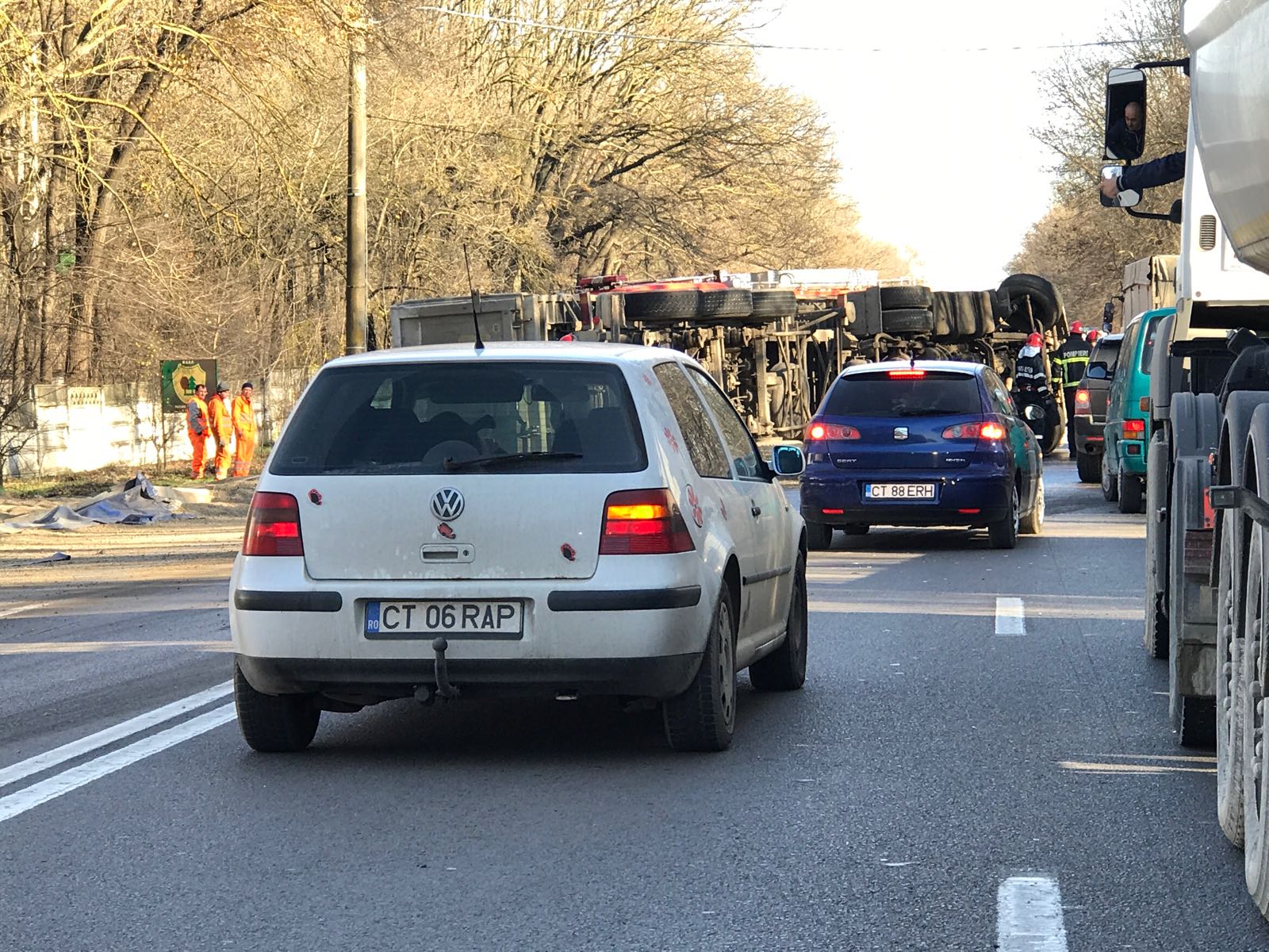 FOTO: TIR răsturnat la ieșire din CONSTANȚA spre VALU LUI TRAIAN. Traficul rutier este blocat