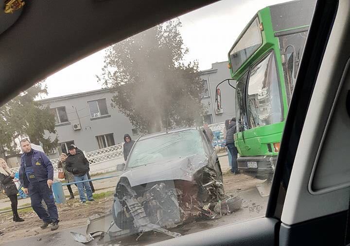 CONSTANȚA – Șofer rănit după impactul cu un autobuz RATC pe b-dul Aurel Vlaicu