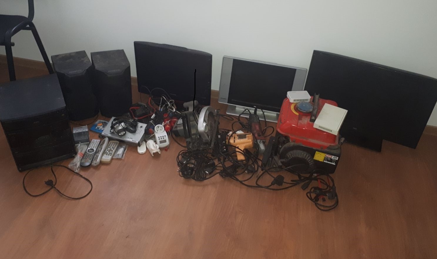 Prinși de polițiștii tulceni după ce au dat o spargere într-o locuință