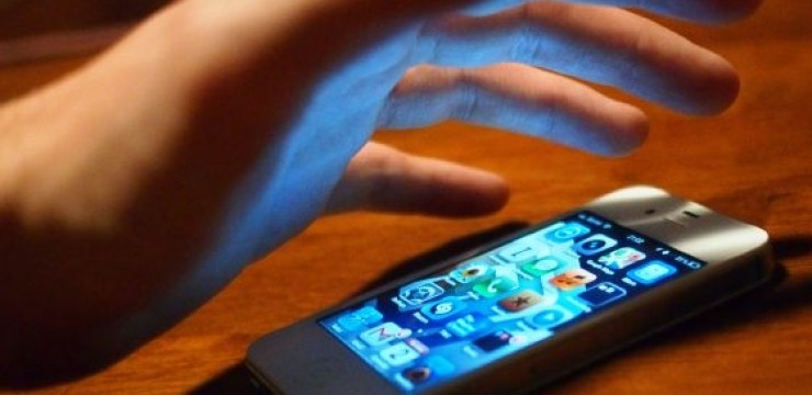 INCREDIBIL! Un agent de pază este suspectat că a amanetat telefoanele colegilor de serviciu