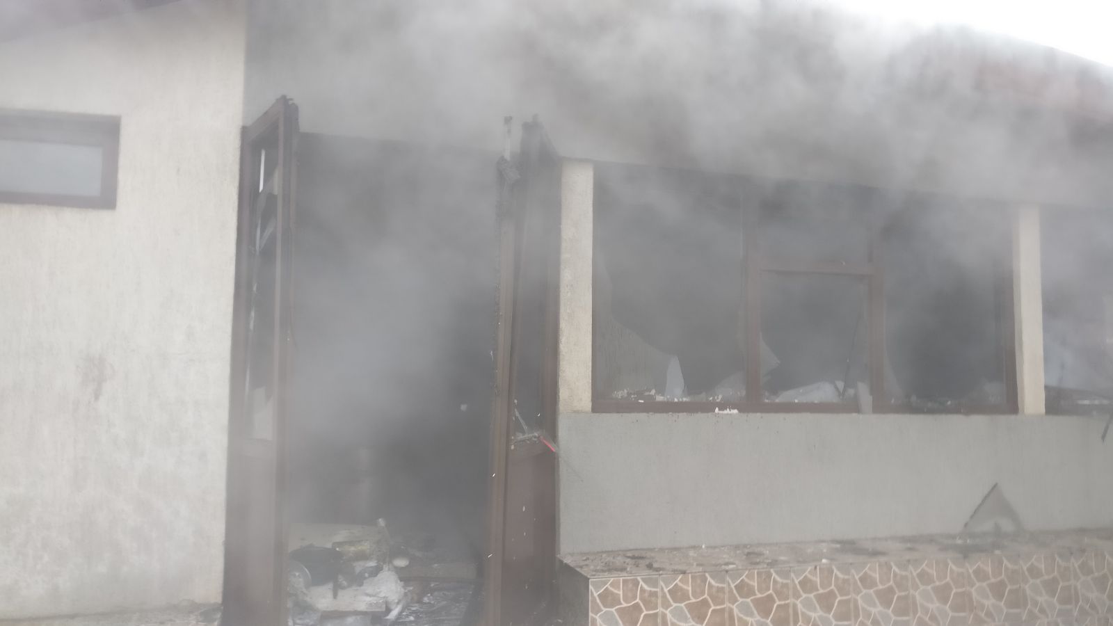 FOTO/ TULCEA: Pompierii intervin pentru stingerea unui incendiu
