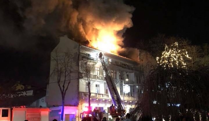 VIDEO – Incendiu VIOLENT la mansarda unui imobil din centrul Constanței (update)