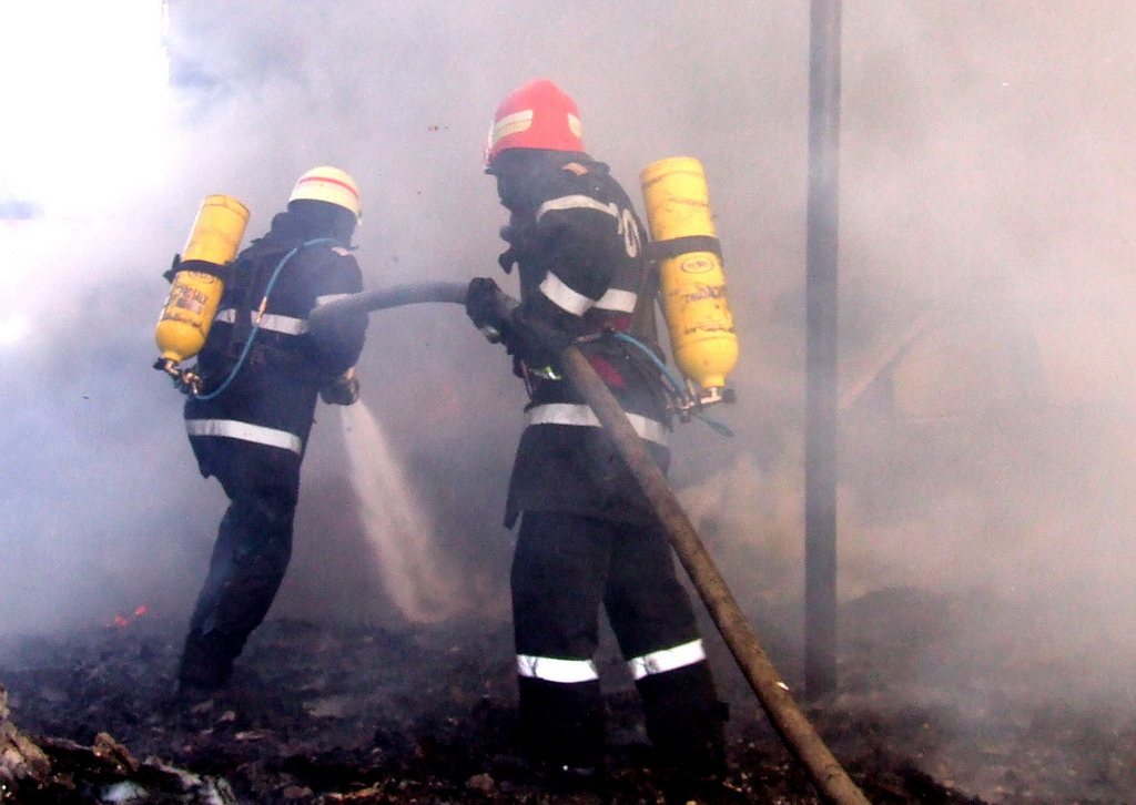 Incendiu de proporții la Poarta Albă! Două imobile au fost cuprinse de flăcări