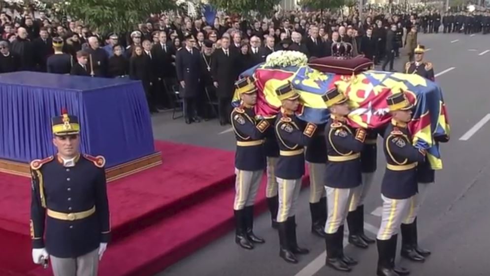 Românii îşi iau rămas bun de la Regele Mihai I