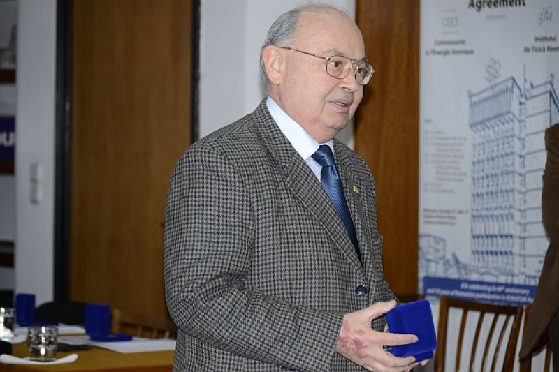 Sicriul cu trupul neînsufleţit al preşedintelui Academiei Române, depus la sediul instituţiei