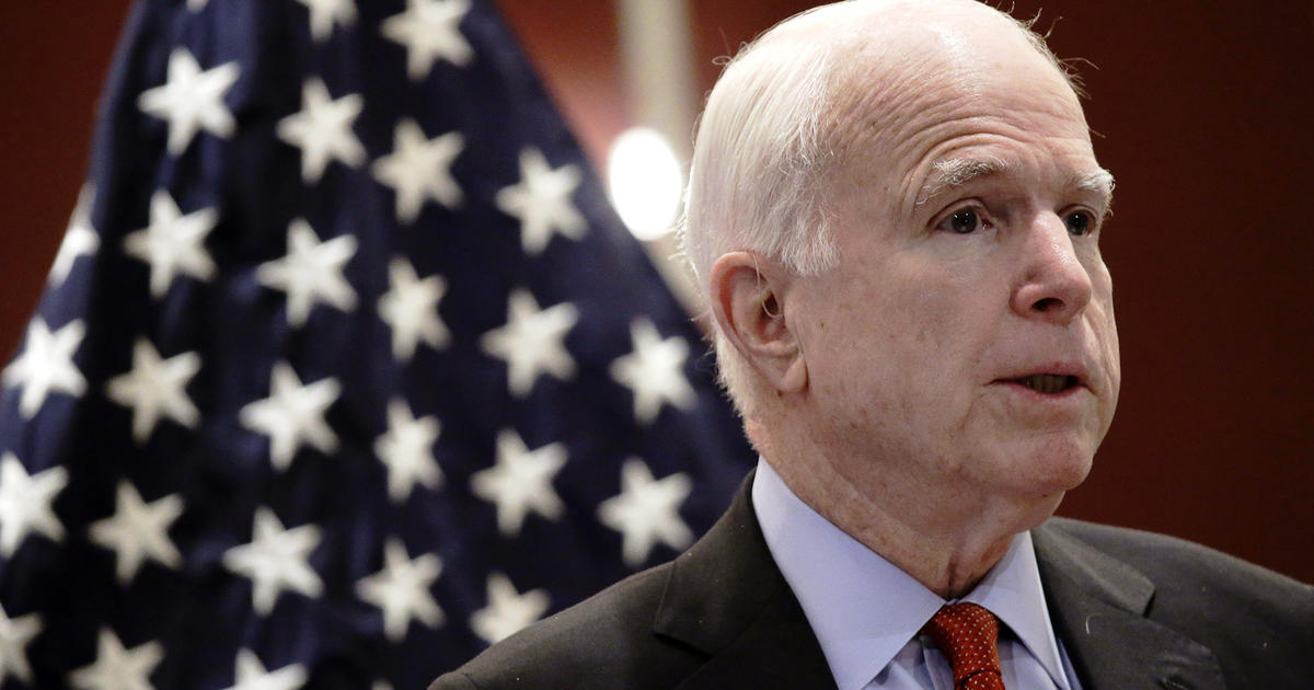 Senatorul american John McCain spitalizat pentru efectele secundare ale tratamentului împotriva cancerului